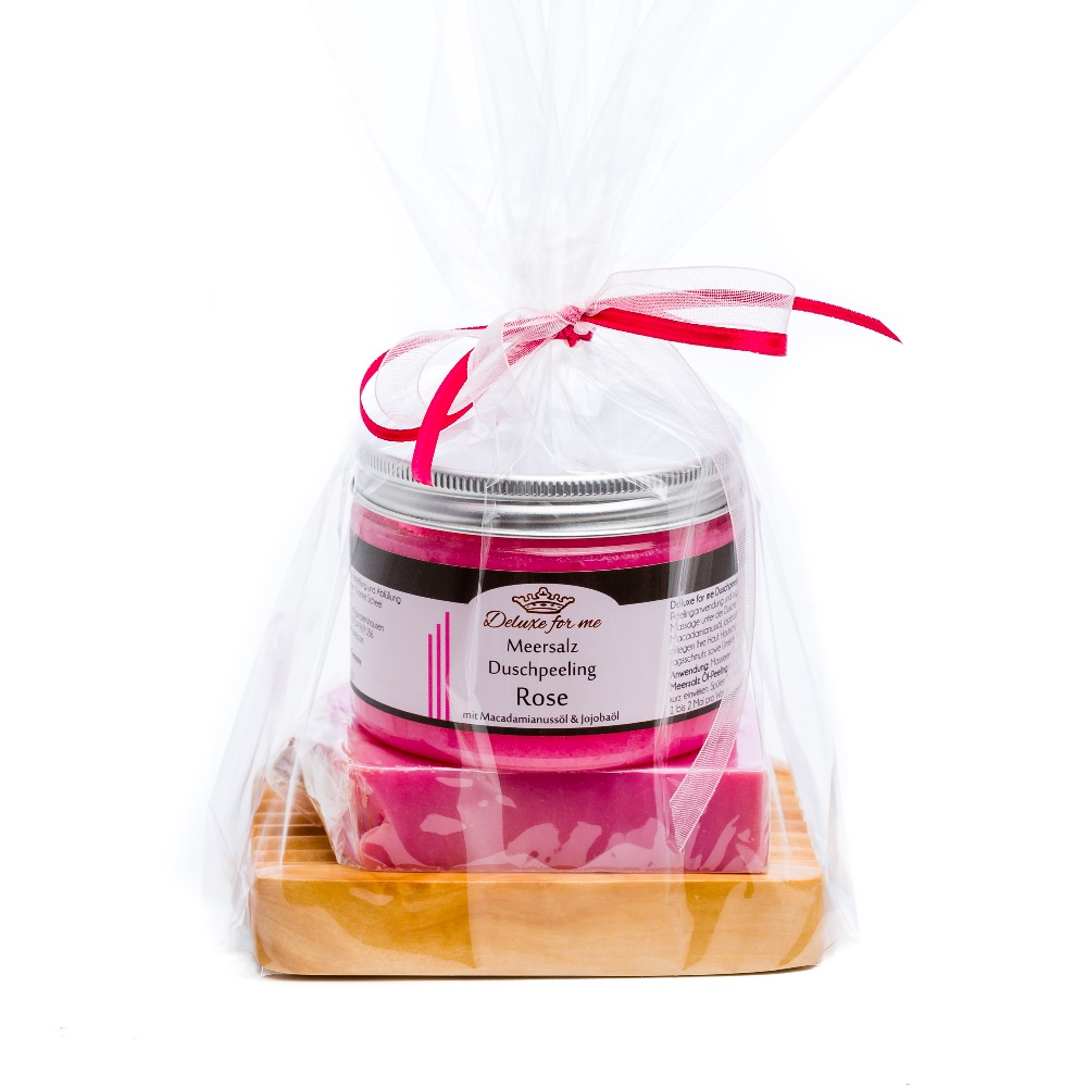 Geschenkeset Rose mit Holz Seifenschale Kiefernholzseifenschale darauf eine Rosenseife und darauf ein Meersalz Duschpeeling Rose verschnürt als hübsches Geschenk.
