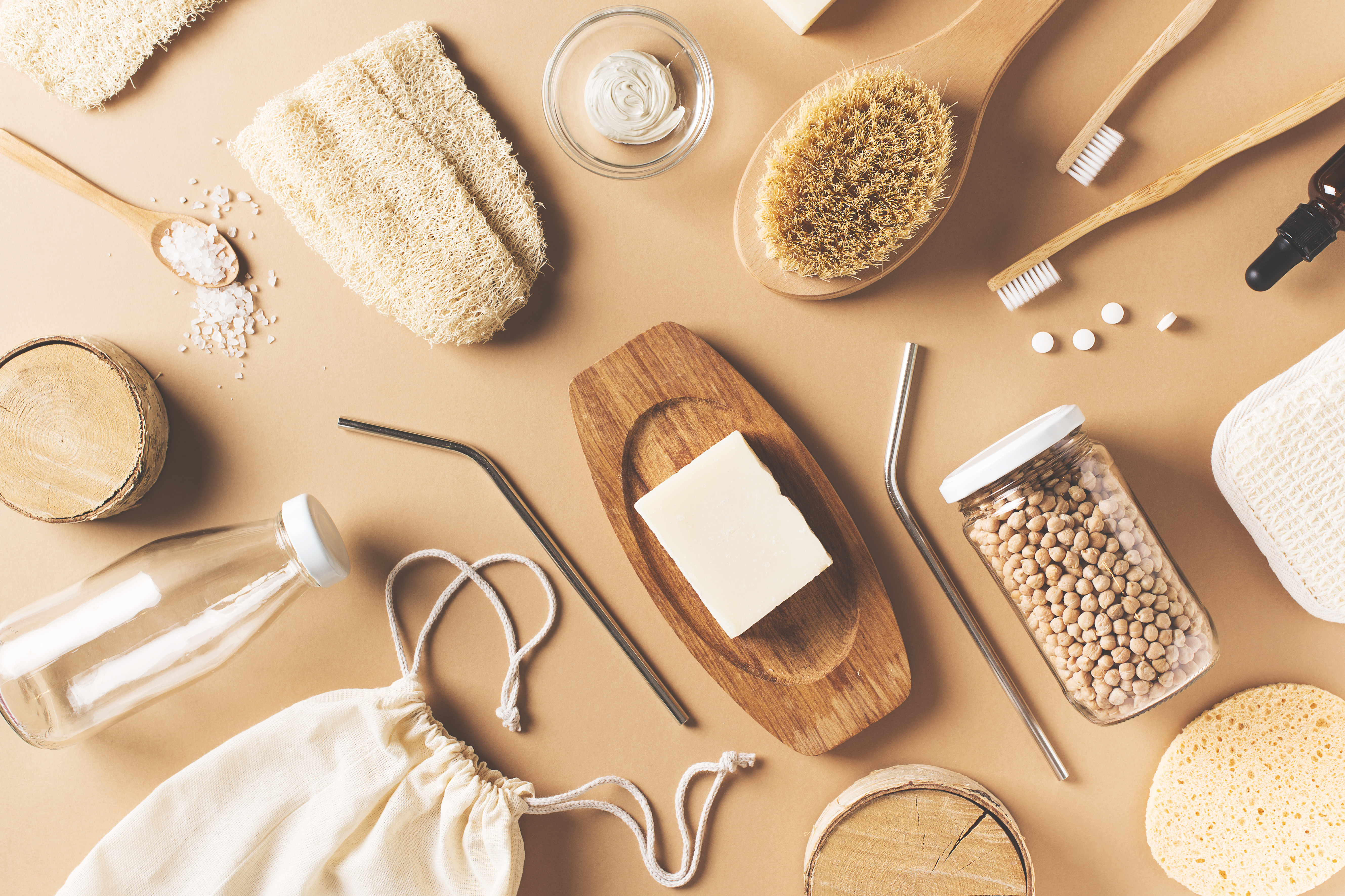 Verschiedene Wellness Utensilien Ansammlung von verschiedenen Wellness Utensilien wie Seifenschale, ein Stück Seife, Rückenbürste, Zahnbürste, Luffa Schwamm